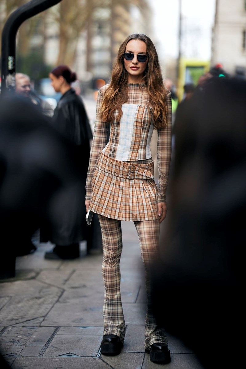 LFW FW24: Η τάση που κυριάρχησε στις street style εμφανίσεις στην Εβδομάδα Μόδας του Λονδίνου - εικόνα 17