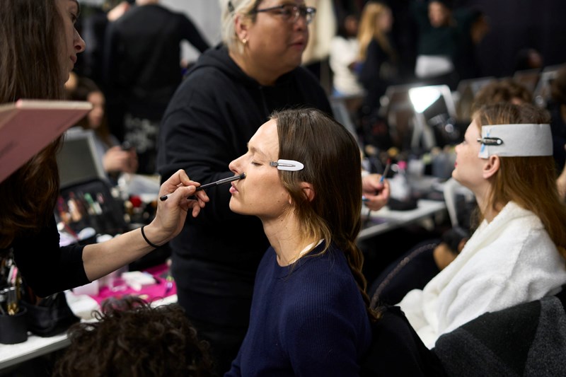 2 λάθη στην εφαρμογή του foundation που προσθέτουν χρόνια στην επιδερμίδα μας - εικόνα 1