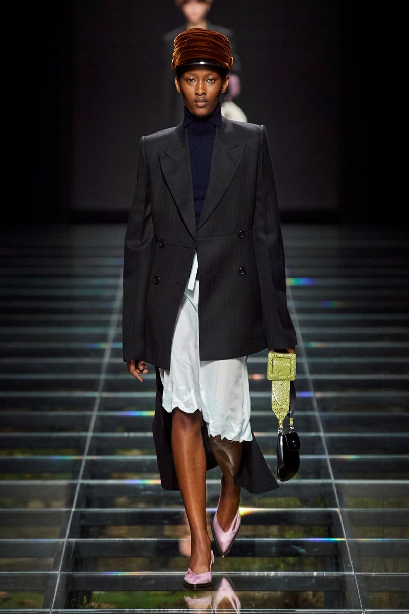 Prada FW24: Μαθήματα ιστορίας (και μόδας) από τη Miuccia Prada και τον Raf Simons - εικόνα 5