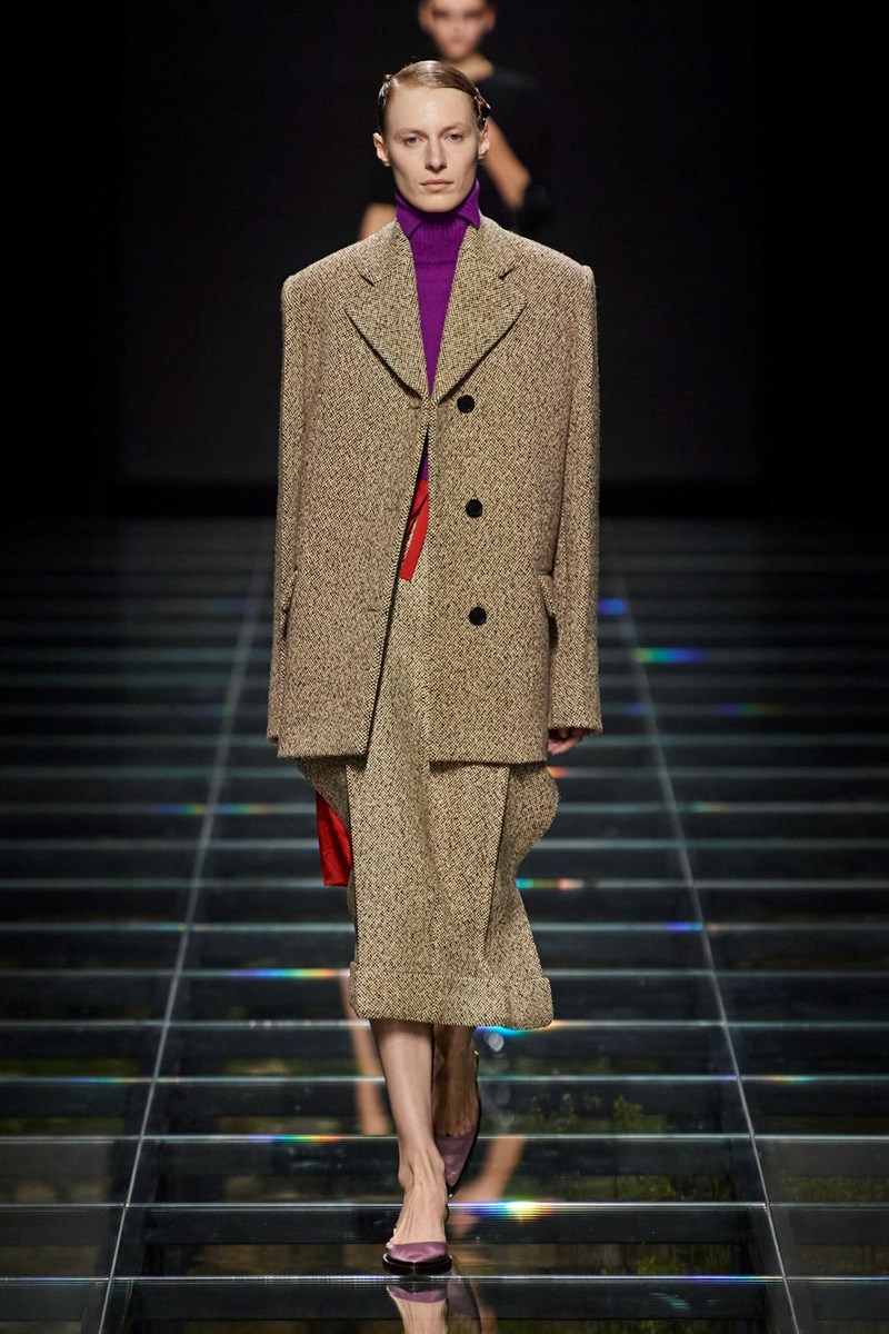 Prada FW24: Μαθήματα ιστορίας (και μόδας) από τη Miuccia Prada και τον Raf Simons - εικόνα 10