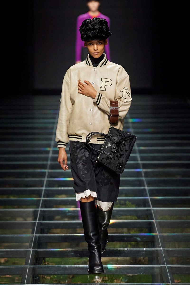 Prada FW24: Μαθήματα ιστορίας (και μόδας) από τη Miuccia Prada και τον Raf Simons - εικόνα 11