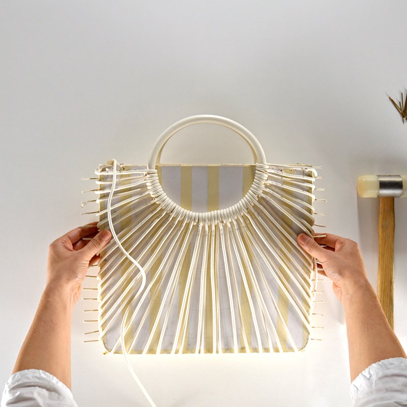 Valentino Garavani Allknots: Το making of video για την τσάντα - εμμονή που αποτελεί την επιτομή της δεξιοτεχνίας - εικόνα 1