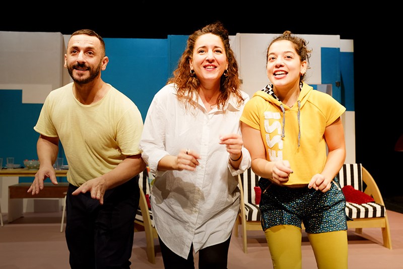 "Είμαστε Πάτσι": Μια παράσταση που κάνει φύλλο και φτερό τα φύλα - εικόνα 1