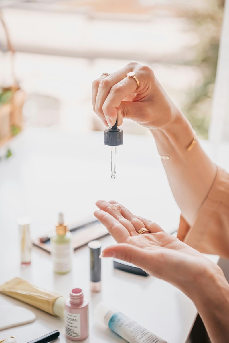 5 συστατικά στα serums που αποδεδειγμένα χαρίζουν πιο απαλή και ομοιόμορφη επιδερμίδα - εικόνα 2