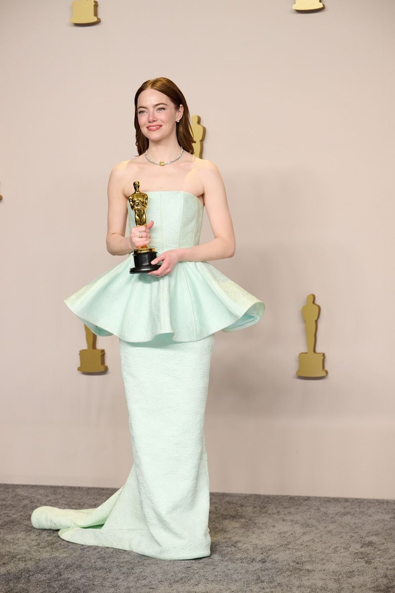 Emma Stone: Όλες οι λεπτομέρειες πίσω από την εκθαμβωτική εμφάνισή της στη βραδιά των Oscars - εικόνα 1