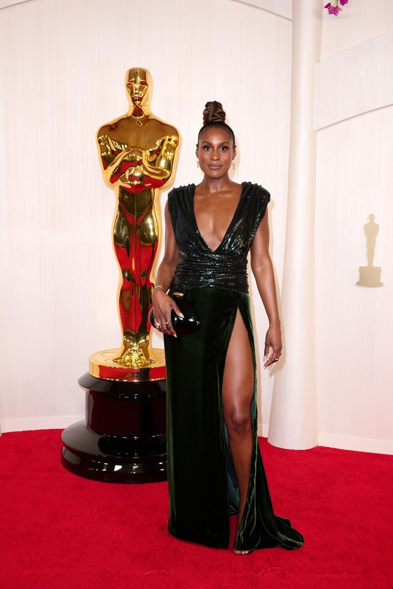 Oscars 2024: Οι εμφανίσεις που έκλεψαν τις εντυπώσεις στο κόκκινο χαλί των βραβείων - εικόνα 12
