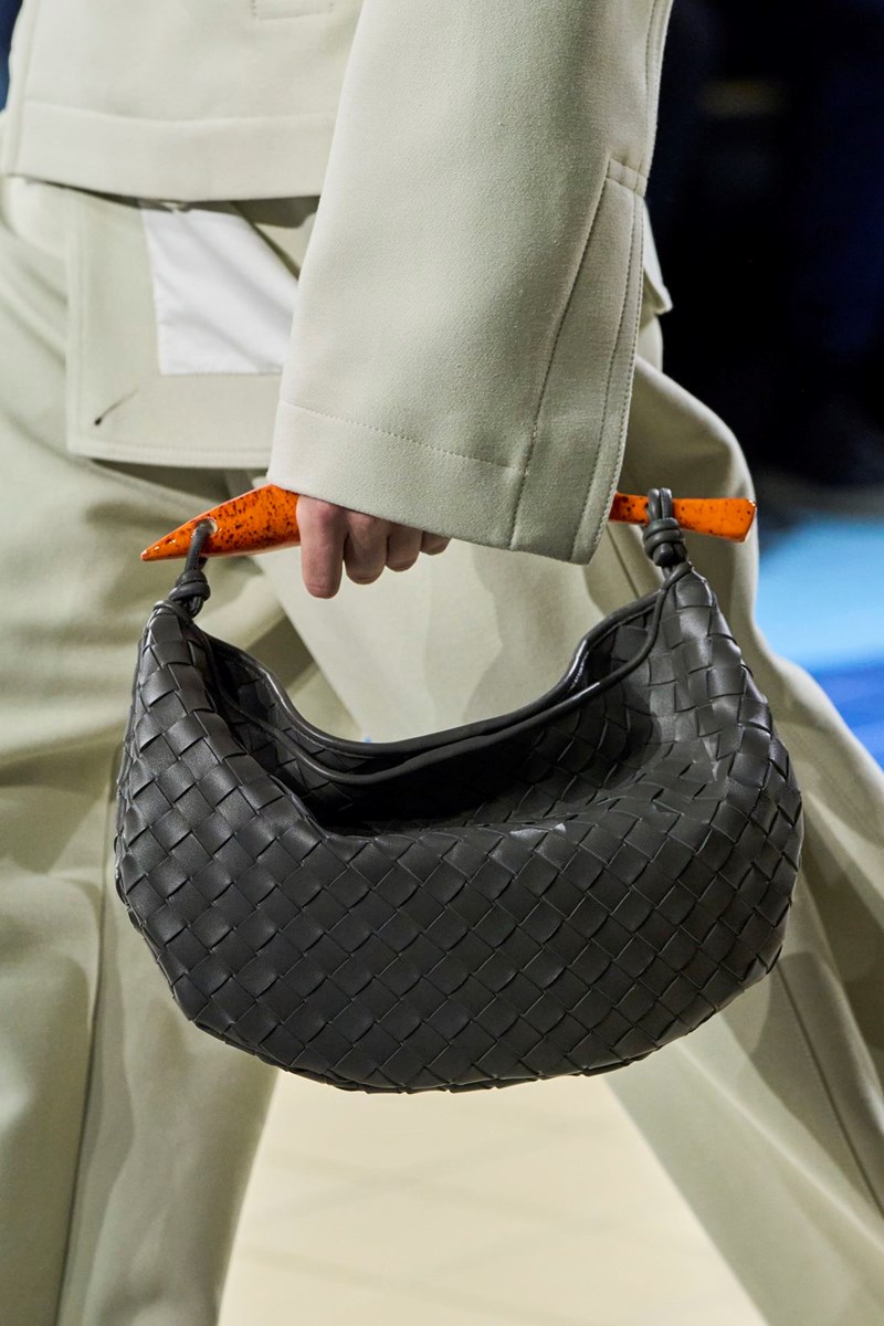 Για αυτή την τσάντα θα απαρνηθούμε όλες τις crossbody την άνοιξη - εικόνα 1