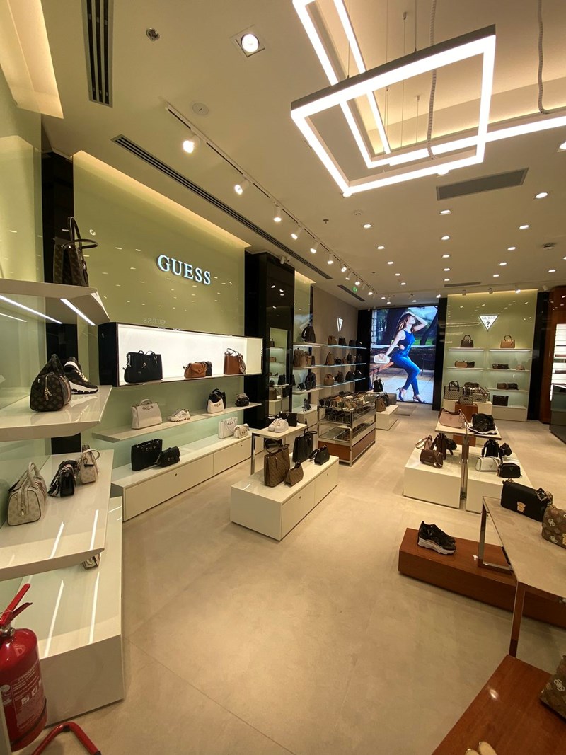 Το νέο κατάστημα Guess άνοιξε τις πόρτες του στο River West - εικόνα 2