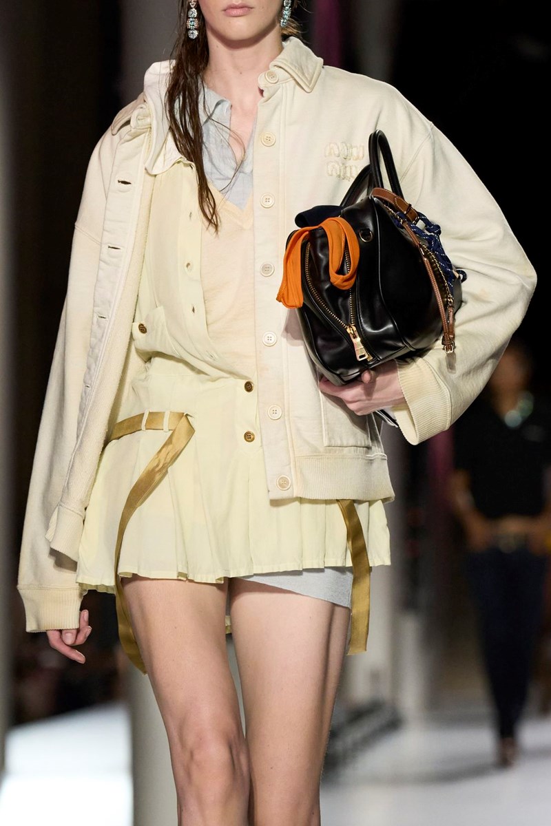 Αυτή είναι η αμφιλεγόμενη Y2K τάση που επιστρέφει. Εσύ θα τη δοκίμαζες; - εικόνα 1