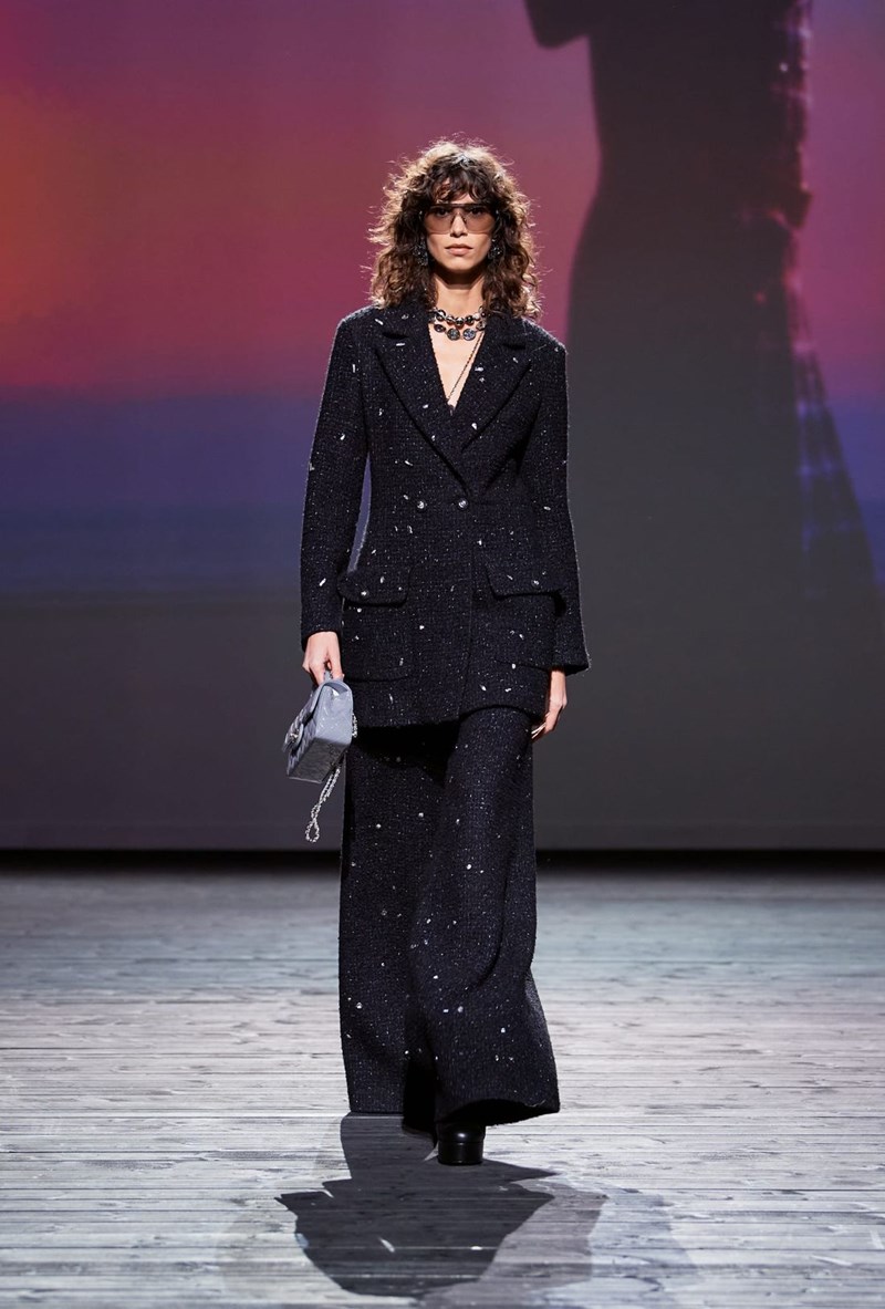 Chanel FW24: Η νέα συλλογή του ιστορικού οίκου ήταν ένα συναισθηματικό ταξίδι στη Deauville - εικόνα 16