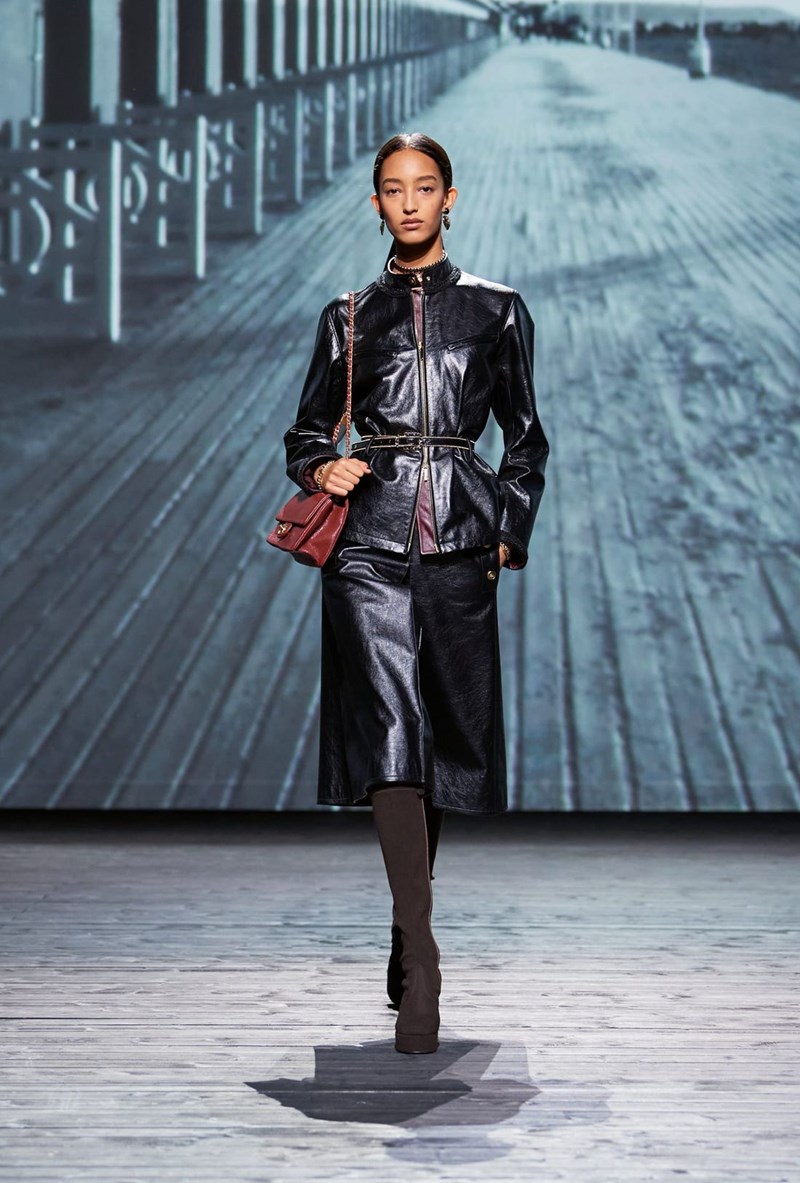 Chanel FW24: Η νέα συλλογή του ιστορικού οίκου ήταν ένα συναισθηματικό ταξίδι στη Deauville - εικόνα 17