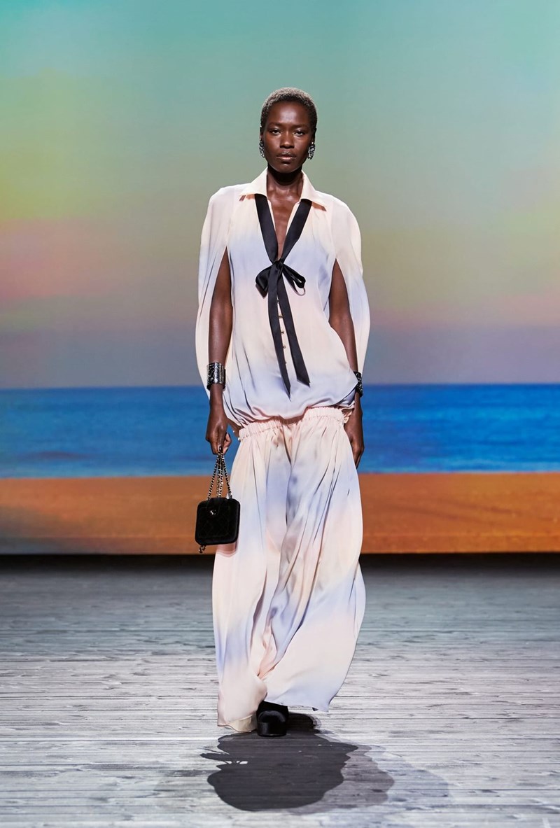 Chanel FW24: Η νέα συλλογή του ιστορικού οίκου ήταν ένα συναισθηματικό ταξίδι στη Deauville - εικόνα 24