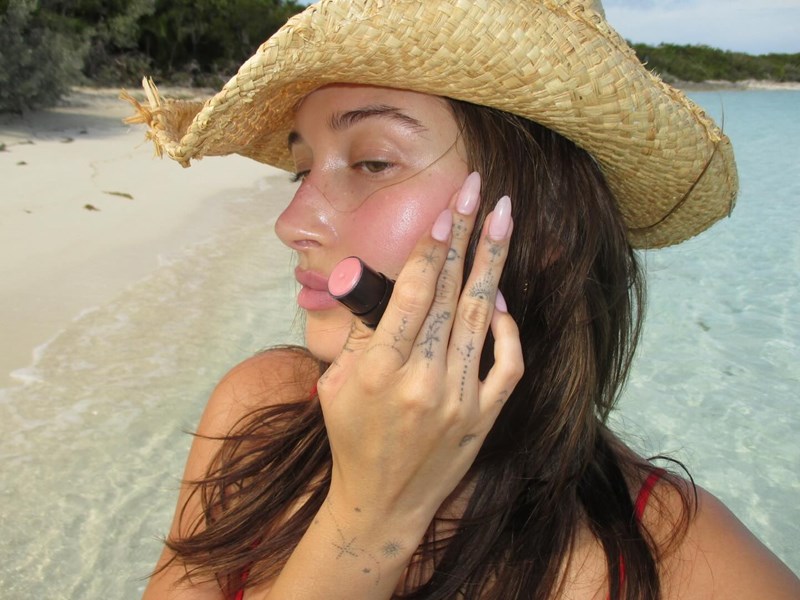 "Strawberry Milk Nails": Αυτή η τάση στο μανικιούρ θα “απογειώσει” τις εμφανίσεις μας για άνοιξη-καλοκαίρι - εικόνα 1