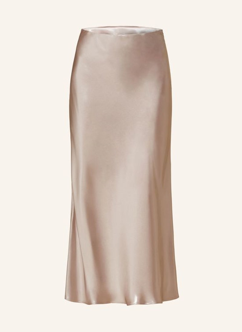 Η Letizia της Ισπανίας με τη metallic φούστα που θα θες να φοράς συνέχεια την άνοιξη - εικόνα 1