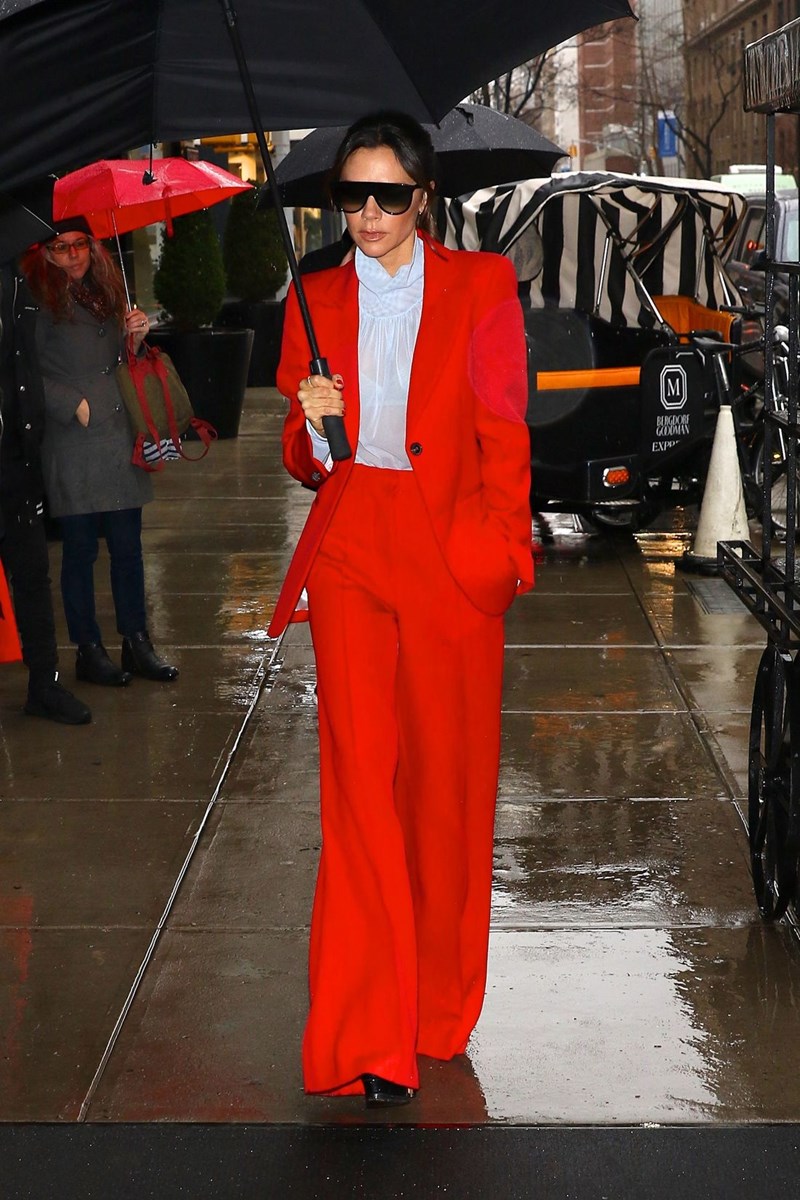 H Victoria Beckham έκλεισε τα 50 και εμείς επιλέξαμε τις πιο stylish εμφανίσεις της - εικόνα 6