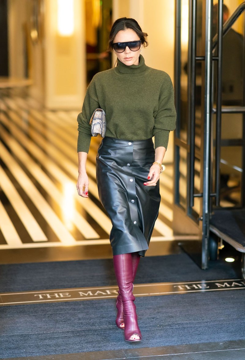 H Victoria Beckham έκλεισε τα 50 και εμείς επιλέξαμε τις πιο stylish εμφανίσεις της - εικόνα 7