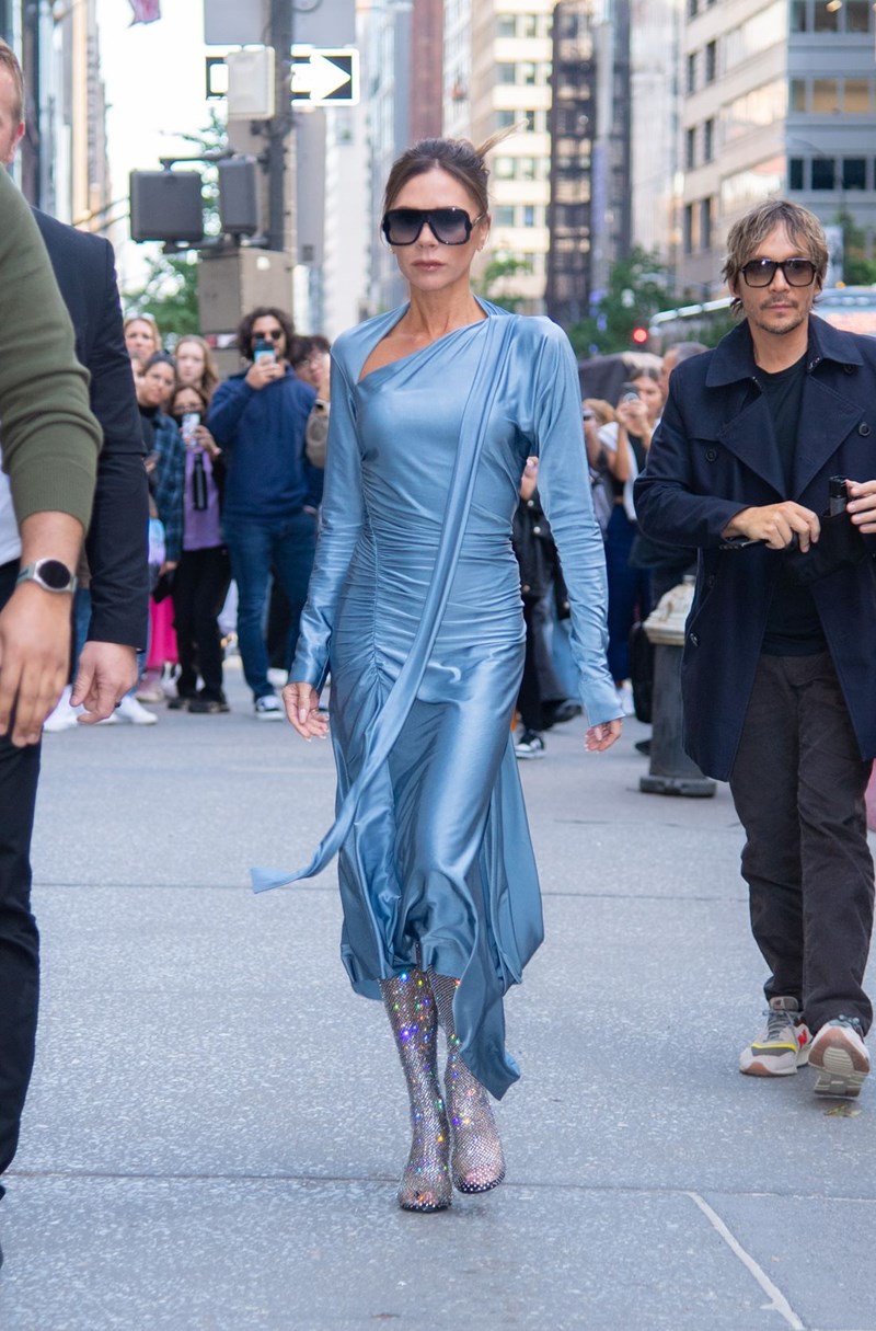 H Victoria Beckham έκλεισε τα 50 και εμείς επιλέξαμε τις πιο stylish εμφανίσεις της - εικόνα 8