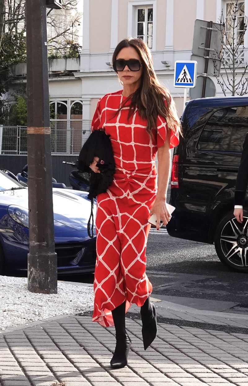 H Victoria Beckham έκλεισε τα 50 και εμείς επιλέξαμε τις πιο stylish εμφανίσεις της - εικόνα 2