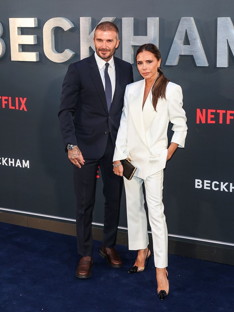H Victoria Beckham έκλεισε τα 50 και εμείς επιλέξαμε τις πιο stylish εμφανίσεις της - εικόνα 4