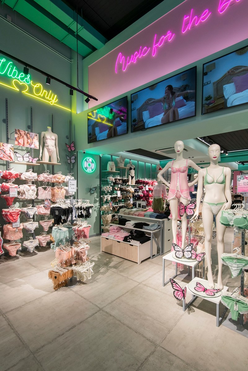 To flagship store της Tezenis στην Ερμού αποκτά νέο αέρα - εικόνα 1