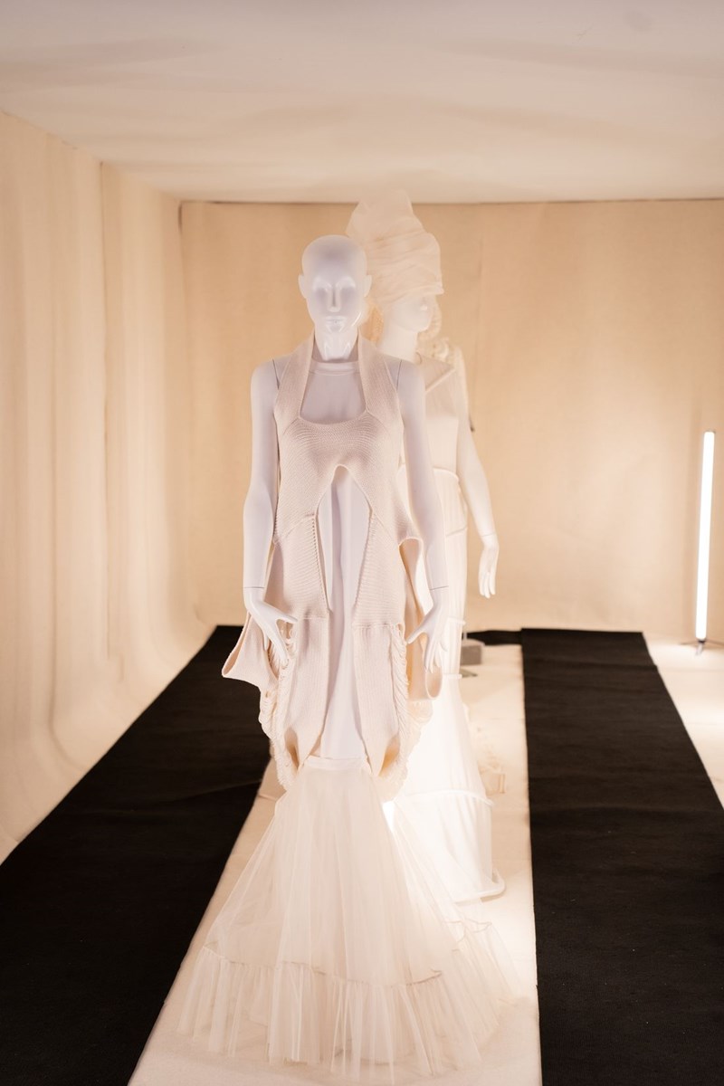 "The Time is Now": Η εντυπωσιακή Kourbela SS25 συλλογή και το πρωτότυπο fashion event που καθήλωσε το κοινό - εικόνα 3