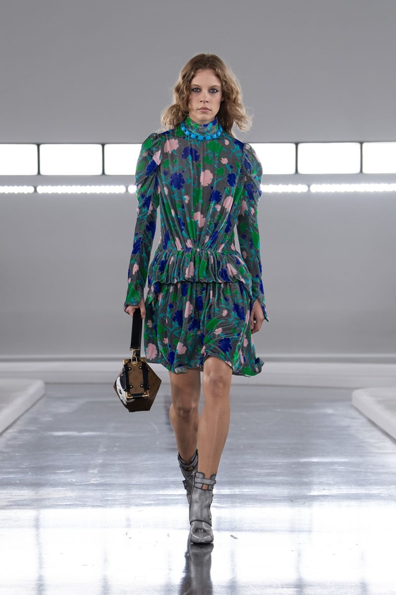 Louis Vuitton Pre-Fall 2024: Τα looks που ξεχωρίσαμε από την επίδειξη στη Σαγκάη - εικόνα 1