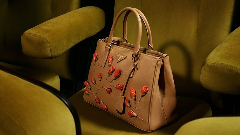 Prada Galleria: Η εμβληματική τσάντα του οίκου επιστρέφει ανανεωμένη με έμπνευση από τη φύση - εικόνα 2