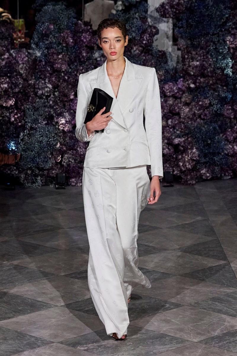 Total white: Οι fashion insiders σού δείχνουν πώς να φορέσεις το λευκό την άνοιξη - εικόνα 8