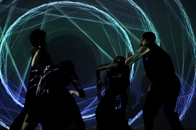 4 + ΕΝΑ: Ένα άχρονο εργαστήριο σωμάτων και χορού στο Δημοτικό Θέατρο Πειραιά - εικόνα 2