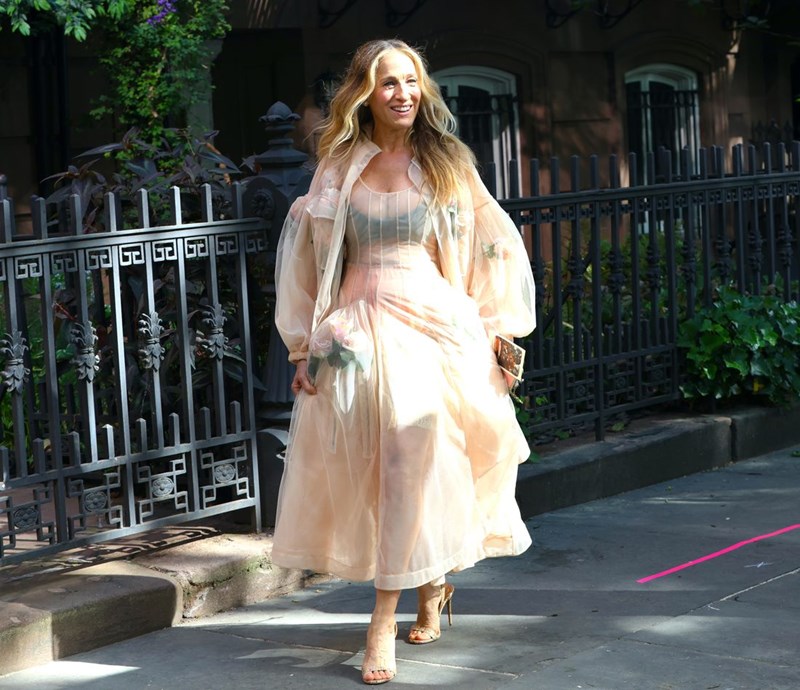 Η Carrie Bradshaw φόρεσε το iconic φόρεμα - πρόκληση που εντυπωσίασε πριν από μήνες στην πασαρέλα - εικόνα 1
