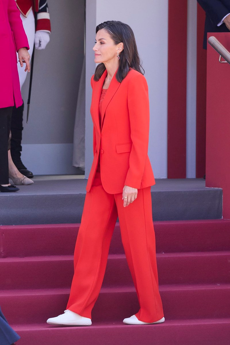 Η Letizia της Ισπανίας με κοστούμι από Mango στο χρώμα της σεζόν - εικόνα 1