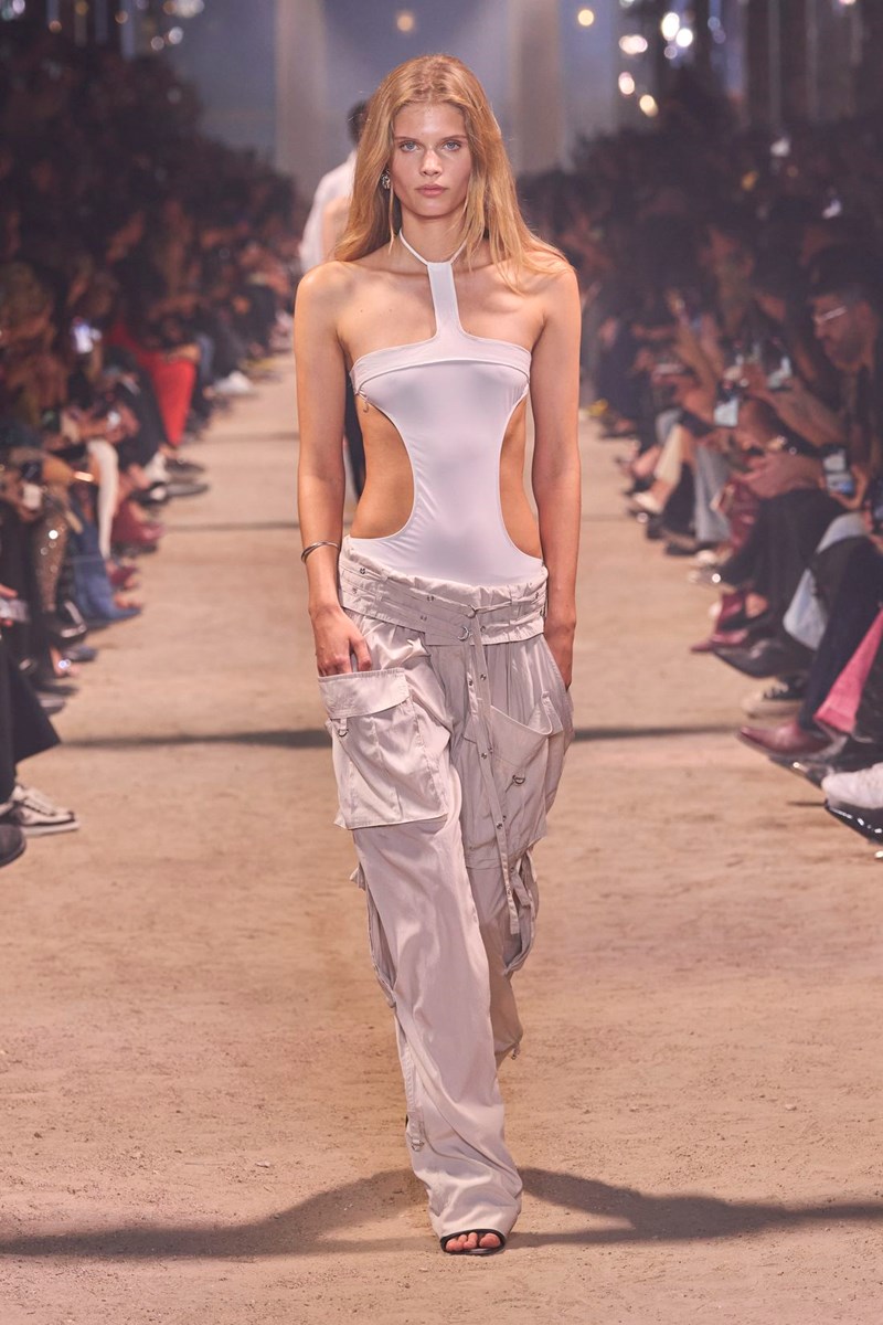 Millennial crush: To "αμφιλεγόμενο" Y2K παντελόνι επιστρέφει ξανά στα καλοκαιρινά looks μας - εικόνα 2