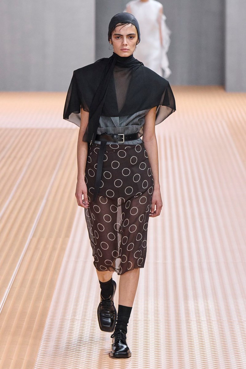 Η σέξι φούστα που "ψηφίστηκε" από τους σχεδιαστές και θα τολμήσουμε να φορέσουμε αυτό το καλοκαίρι - εικόνα 4