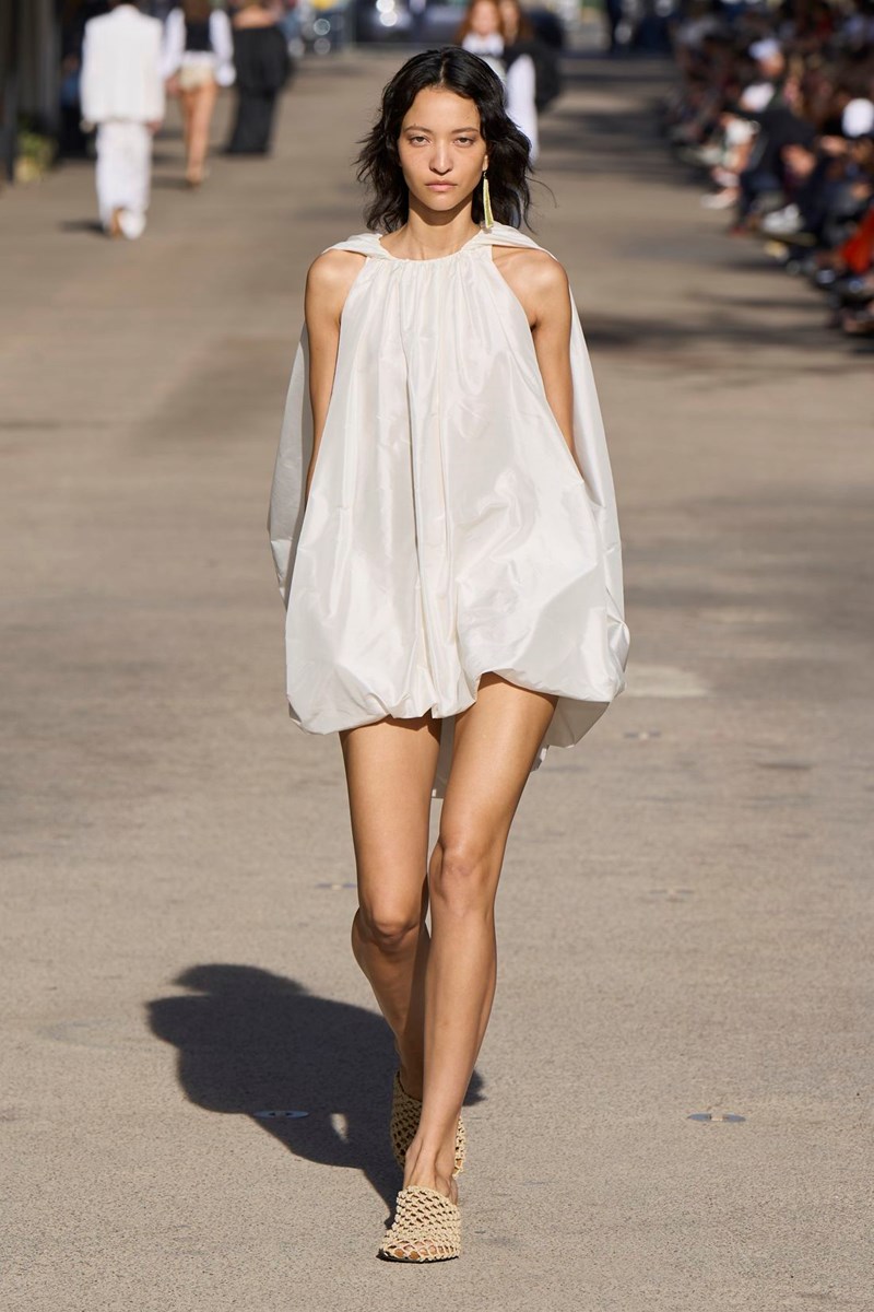 4 αποχρώσεις που δεν πρέπει να λείπουν από την καλοκαιρινή σου γκαρνταρόμπα - εικόνα 3