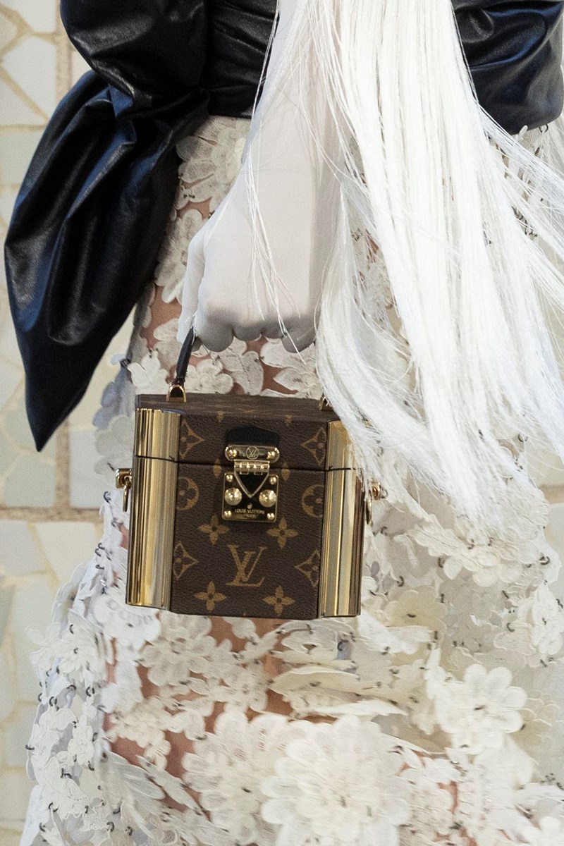 Louis Vuitton Cruise 2025: Η νέα συλλογή ήταν ένας φόρος τιμής στην κουλτούρα της Ισπανίας - εικόνα 31
