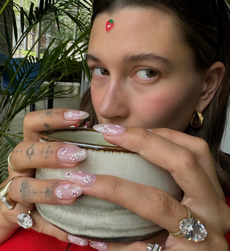 Cherry Blossom Nails: Η νέα τάση στο μανικιούρ από την Hailey Bieber - εικόνα 1