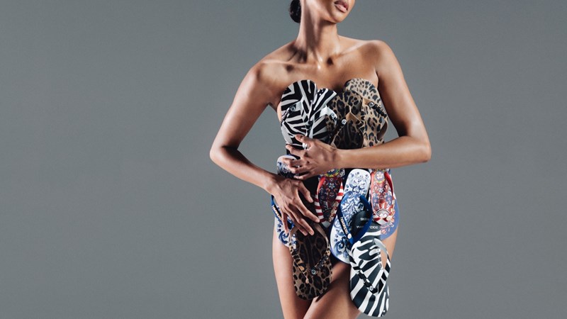 Dolce Gabbana x Havaianas: Η νέα exclusive συλλογή που θα αναβαθμίσει τα καλοκαιρινά looks σου - εικόνα 1