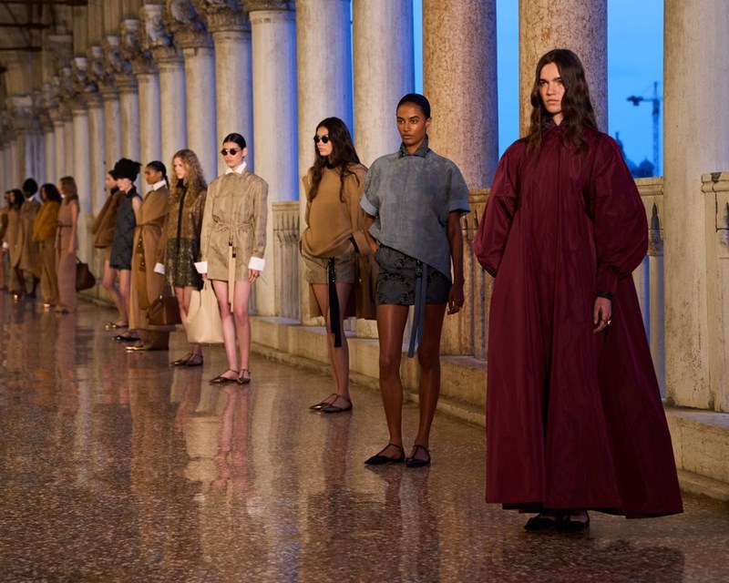 Max Mara Resort 2025: Η παρουσίαση της νέας συλλογής στη Βενετία και η σύνδεσή της με τη φεμινιστική δράση του Marco Polo - εικόνα 1