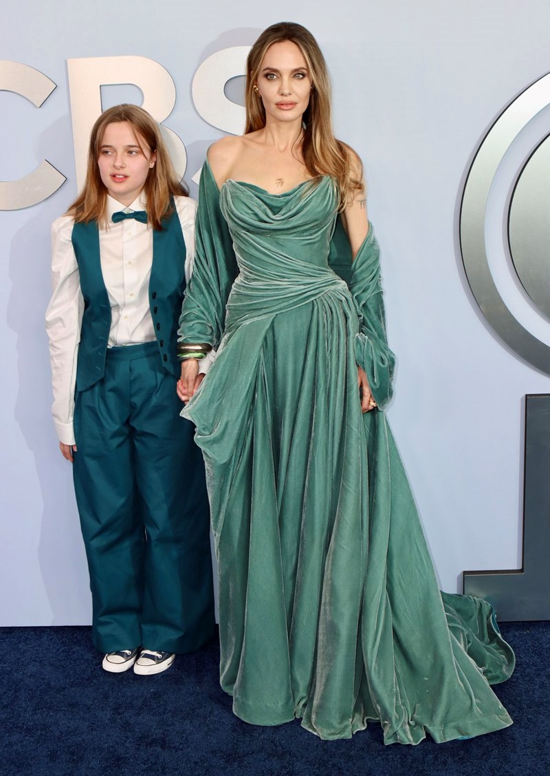 Η Angelina Jolie με ένα από τα πιο εντυπωσιακά φορέματα που έχει φορέσει ποτέ - εικόνα 2