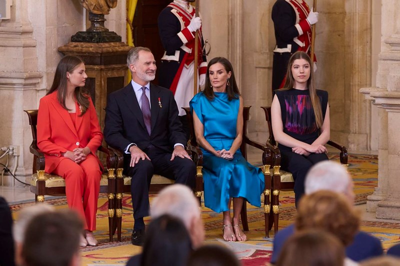 Letizia της Ισπανίας: Βρήκαμε τα χαμηλά σανδάλια με τα οποία εντυπωσίασε σε επίσημη εκδήλωση - εικόνα 1