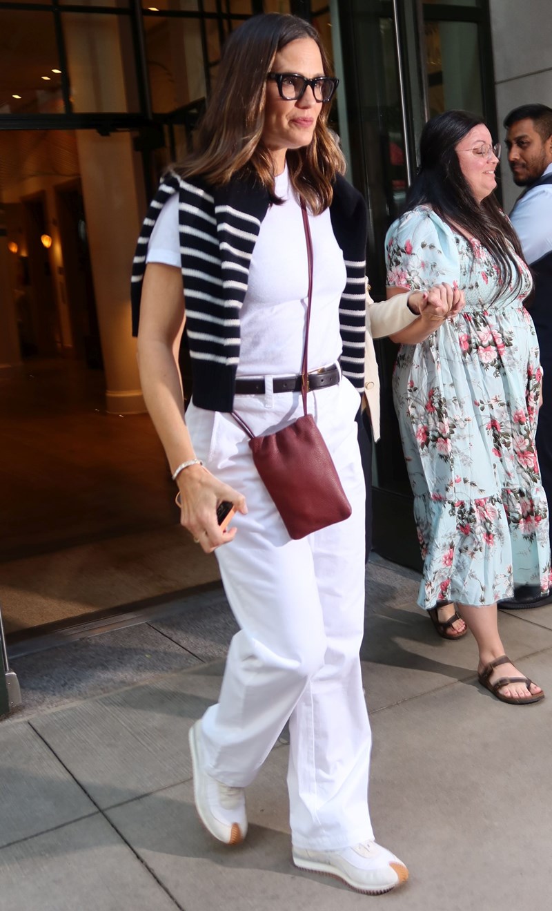 Η Jennifer Garner έκανε τον πιο κομψό (και εύκολο) στιλιστικό συνδυασμό για το καλοκαίρι - εικόνα 1