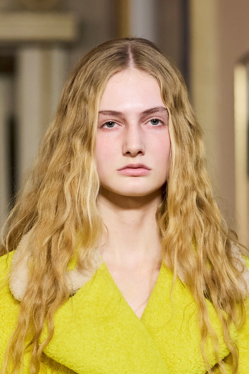 Έτσι θα δώσεις στα κυματιστά μαλλιά μεγαλύτερο κράτημα το καλοκαίρι - εικόνα 1