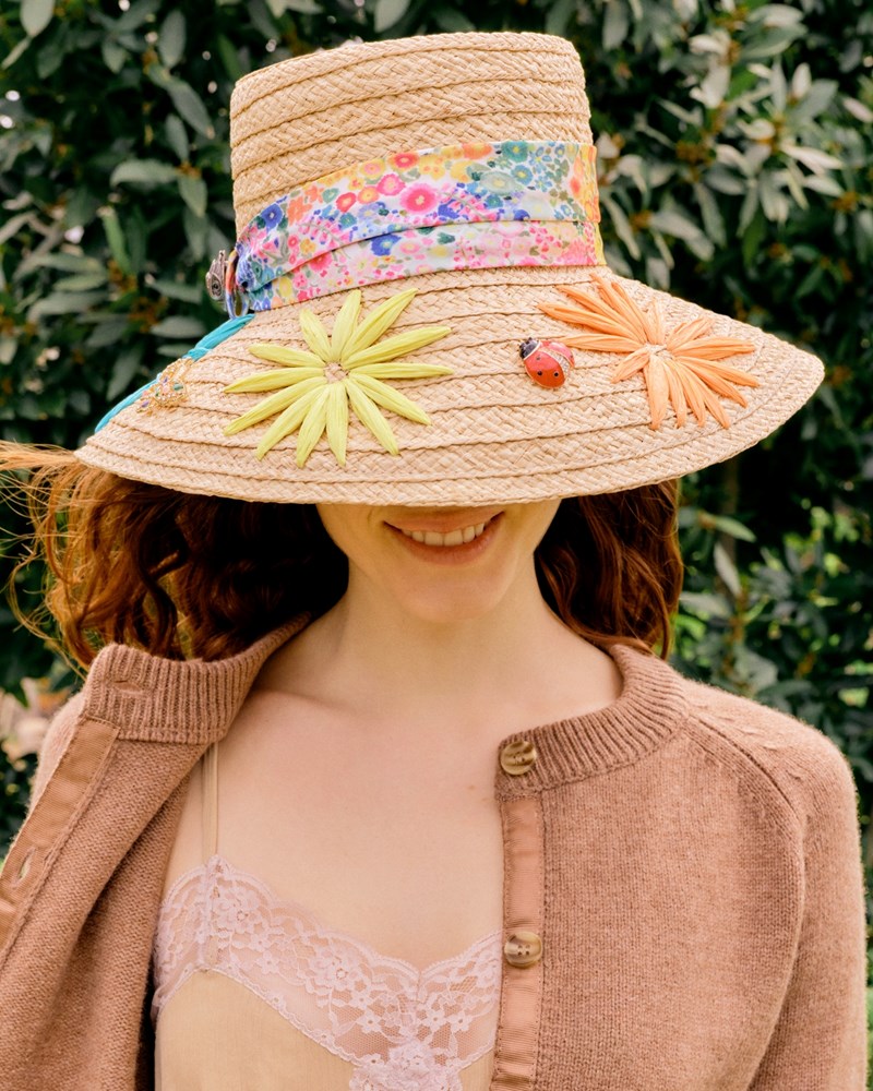 Τα πολυκαταστήματα attica καλωσορίζουν τη limited edition συλλογή «Floral Couture» του brand Kurt Geiger - εικόνα 1