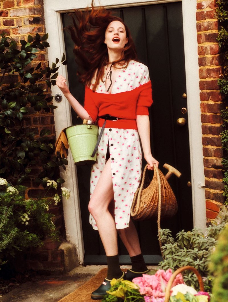 Η επίμονη κηπουρός: Τα outfits μας εμπνέονται από τη φύση - εικόνα 1