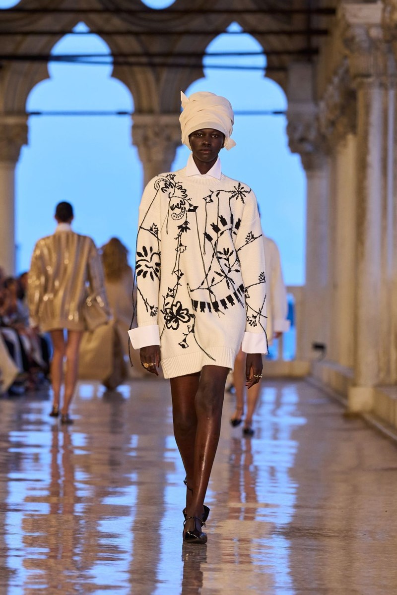Max Mara Resort 2025: Η παρουσίαση της νέας συλλογής στη Βενετία και η σύνδεσή της με τη φεμινιστική δράση του Marco Polo - εικόνα 5