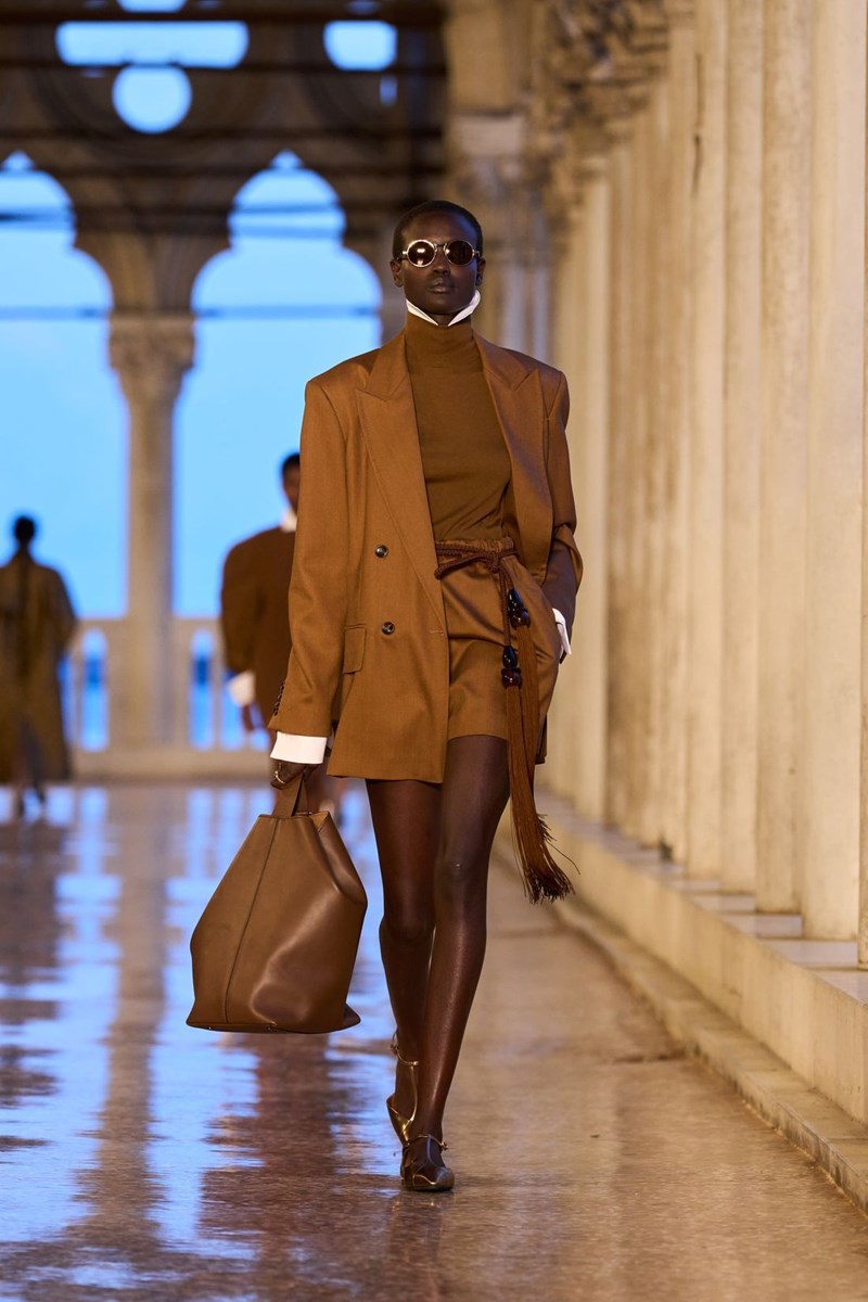 Max Mara Resort 2025: Η παρουσίαση της νέας συλλογής στη Βενετία και η σύνδεσή της με τη φεμινιστική δράση του Marco Polo - εικόνα 9