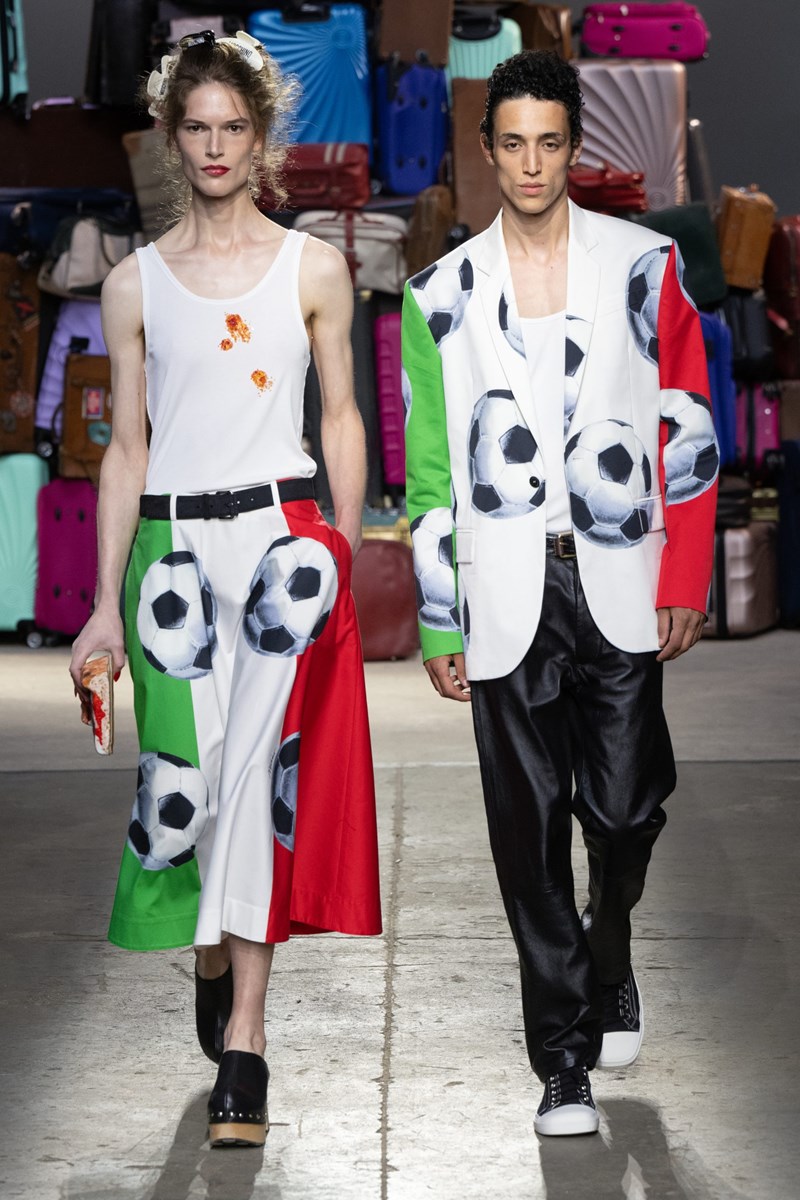 "Lost and Found": Η νέα συλλογή της Moschino εστιάζει στην ελευθερία της έκφρασης μέσα από τα ρούχα - εικόνα 1
