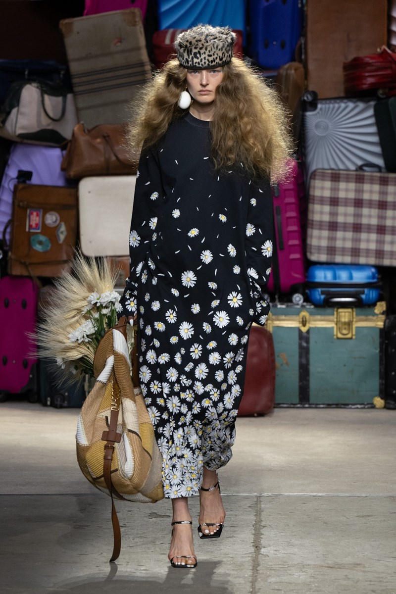 "Lost and Found": Η νέα συλλογή της Moschino εστιάζει στην ελευθερία της έκφρασης μέσα από τα ρούχα - εικόνα 2