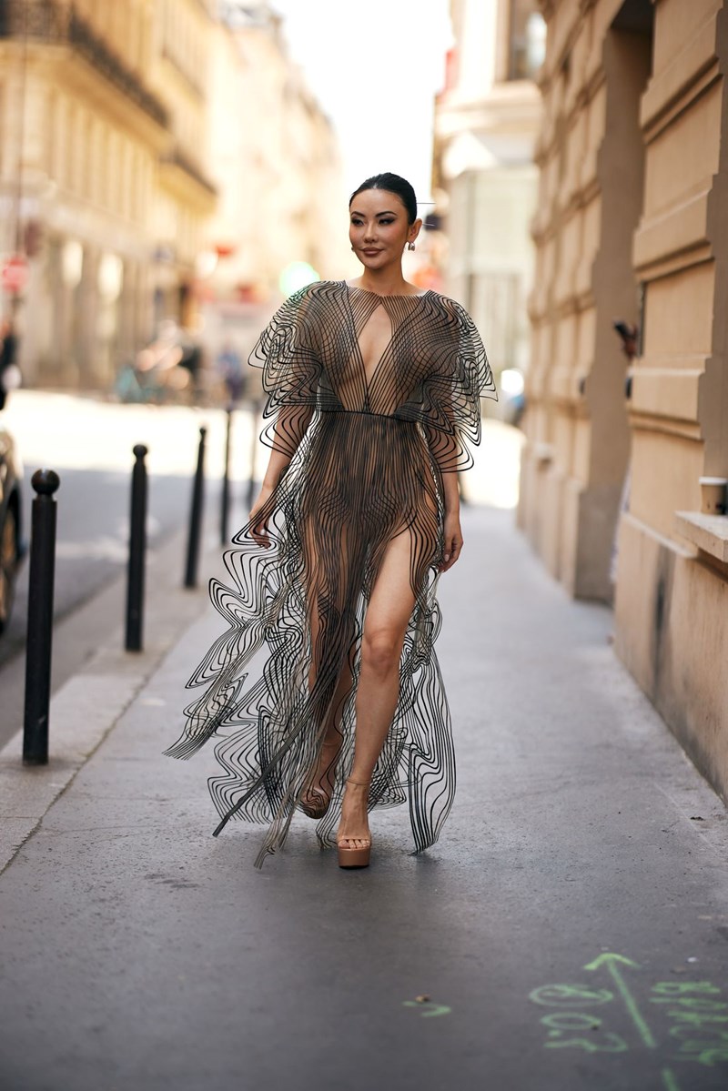 Εβδομάδα Μόδας Υψηλής Ραπτικής: 9 looks που τράβηξαν την προσοχή μας στους δρόμους του Παρισιού - εικόνα 7