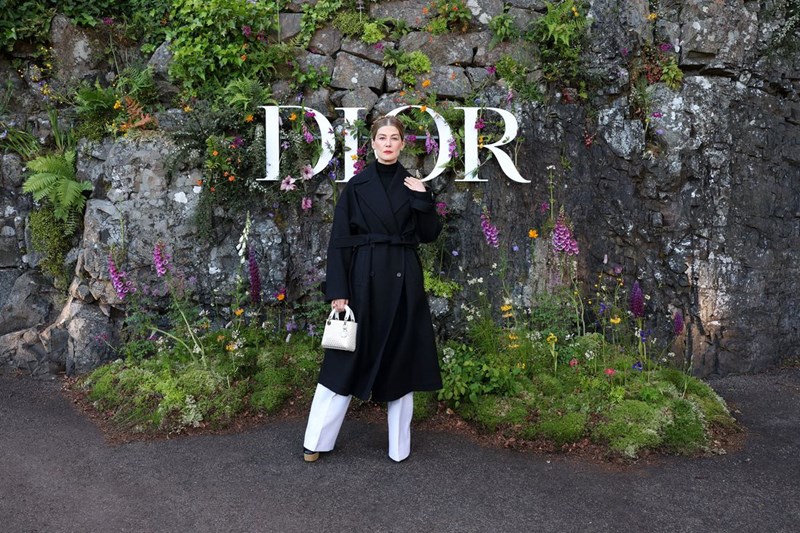 Dior Cruise 2025: Η επιστροφή της εποχής του ρομαντισμού - εικόνα 11